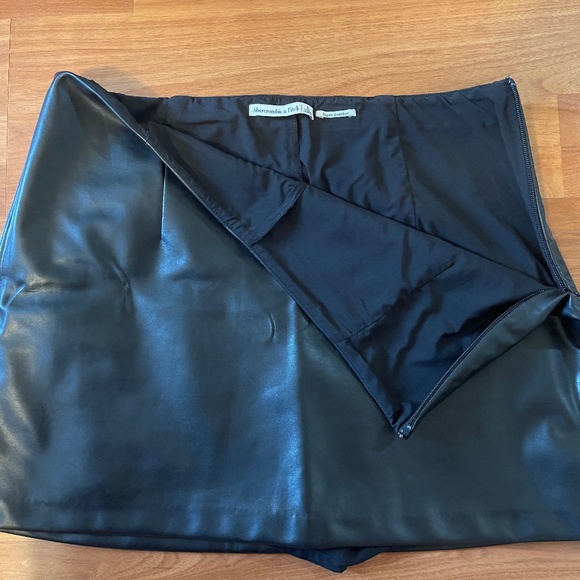 A&F Scarlett Vegan Leather Mini Skort - Picture 4 of 4